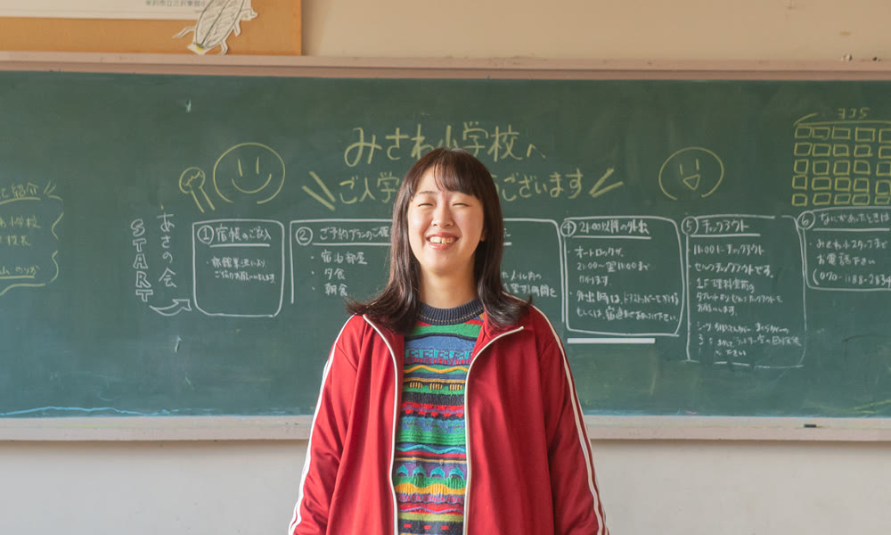 教室で笑顔の谷山紀佳