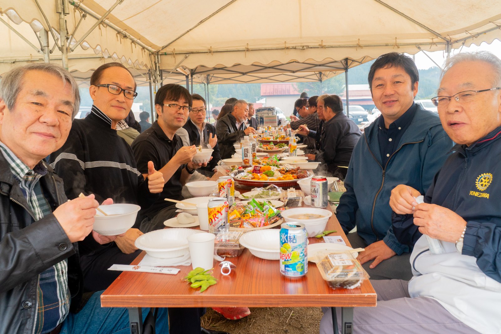 長机を囲んで食事を楽しむ参加者