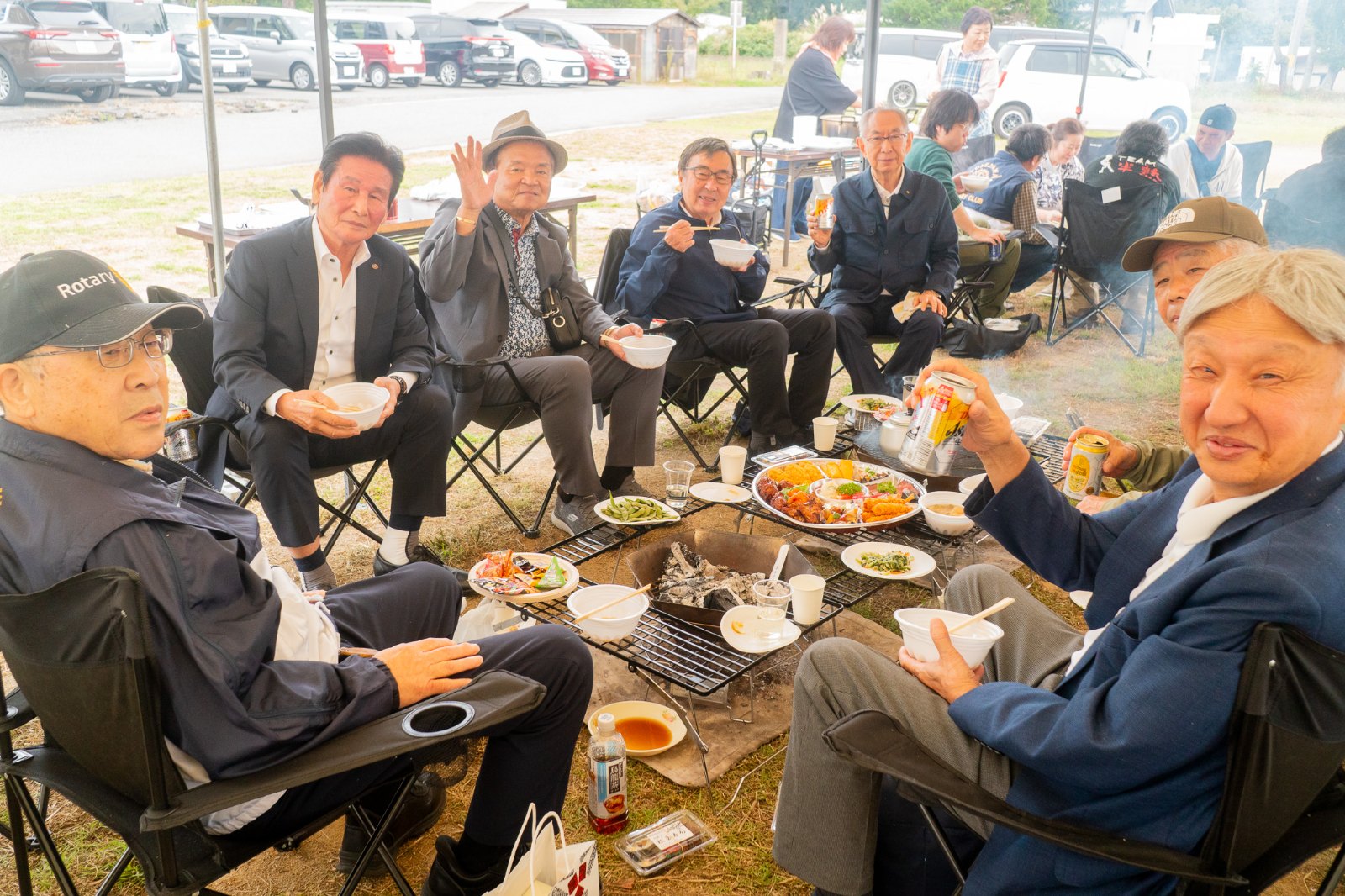 焚き火を囲んで芋煮を楽しむ参加者