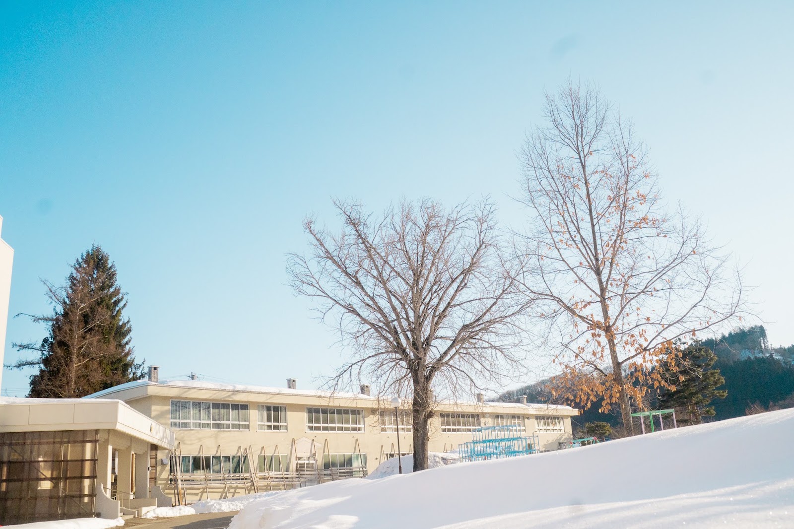 雪景色の中に立つ旧小学校の校舎