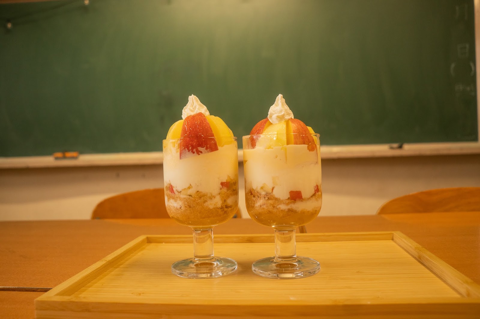 教室でパフェ