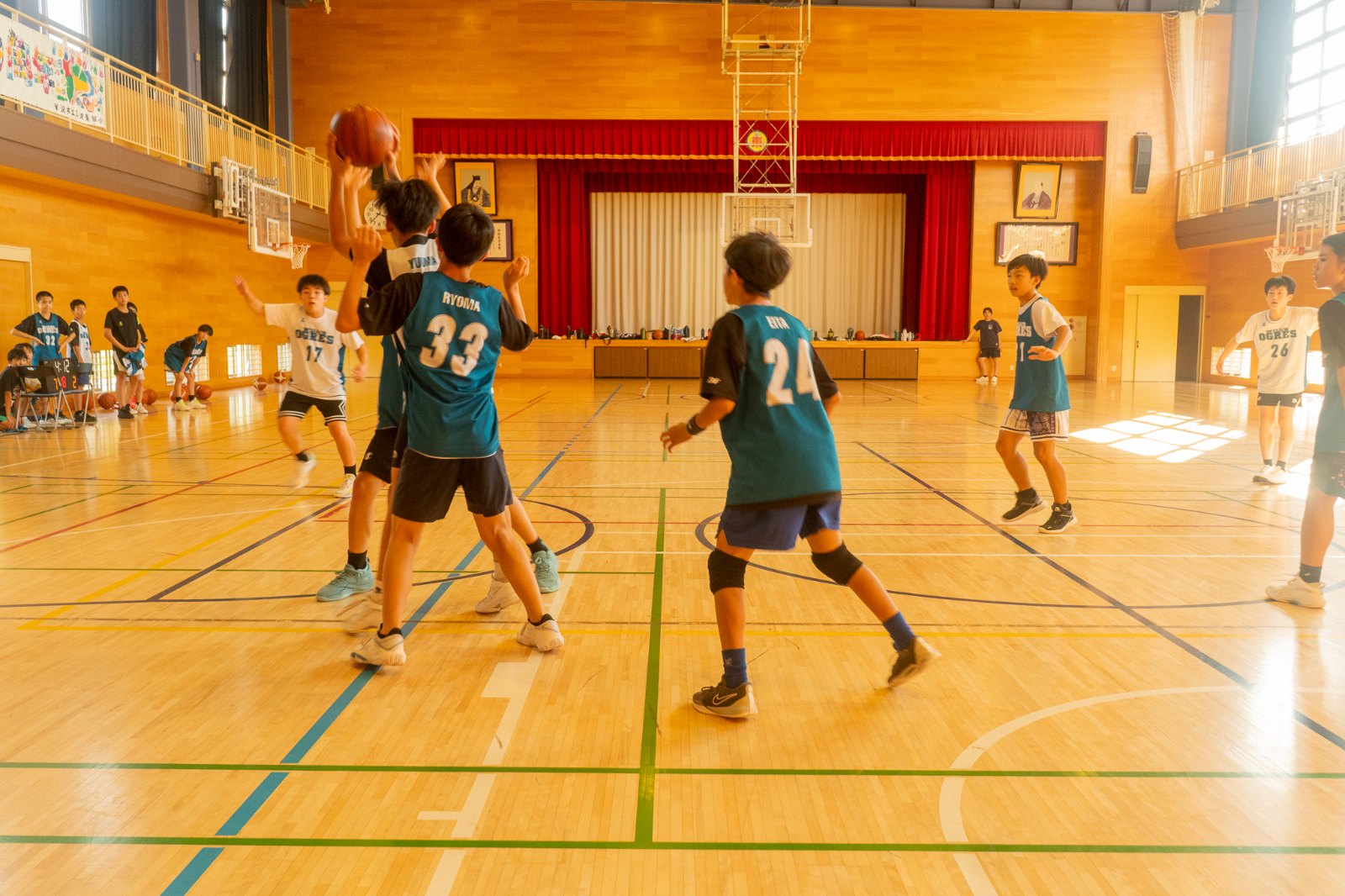 体育館で練習試合をする選手たち