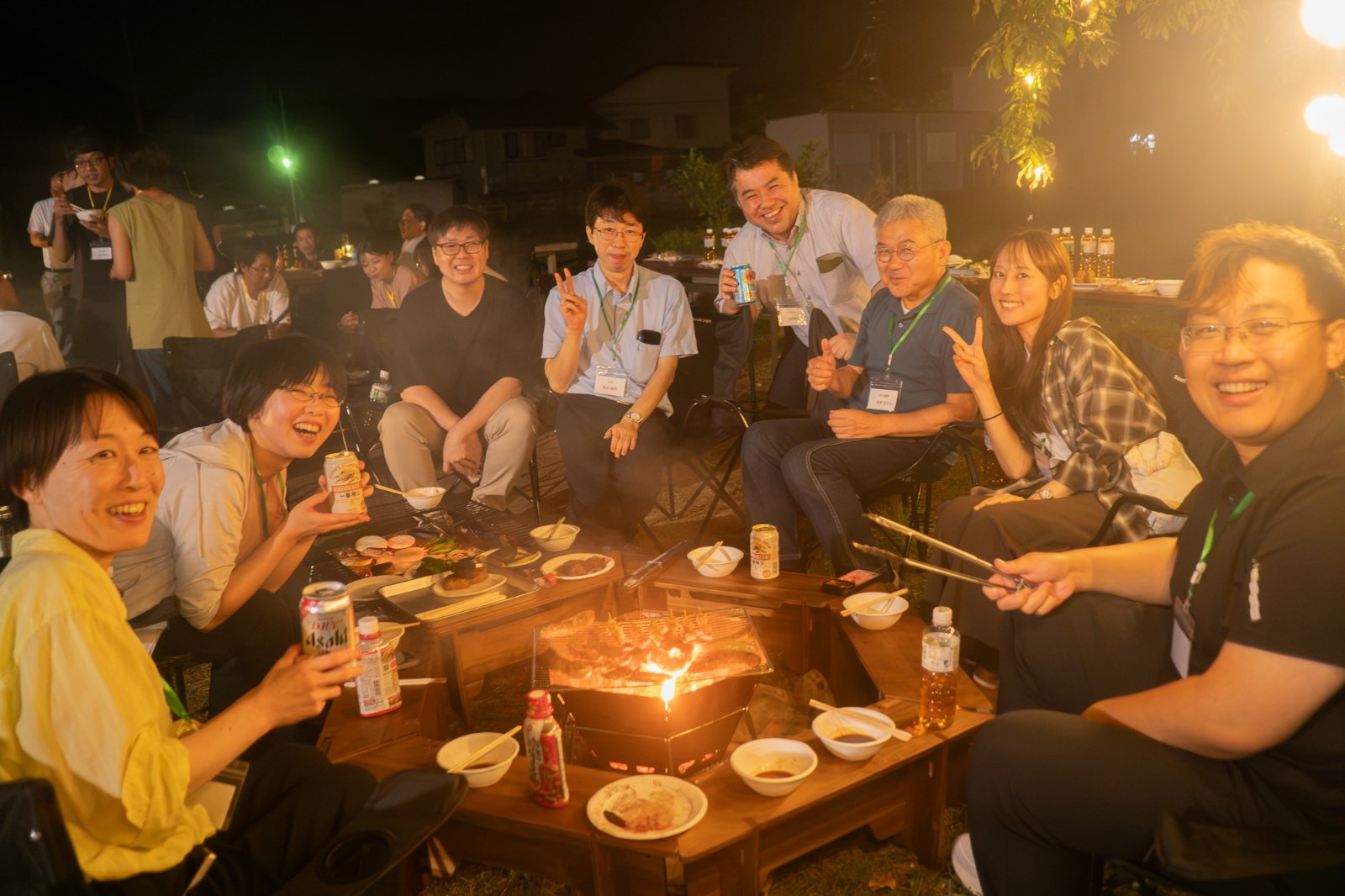 食事を囲む参加者