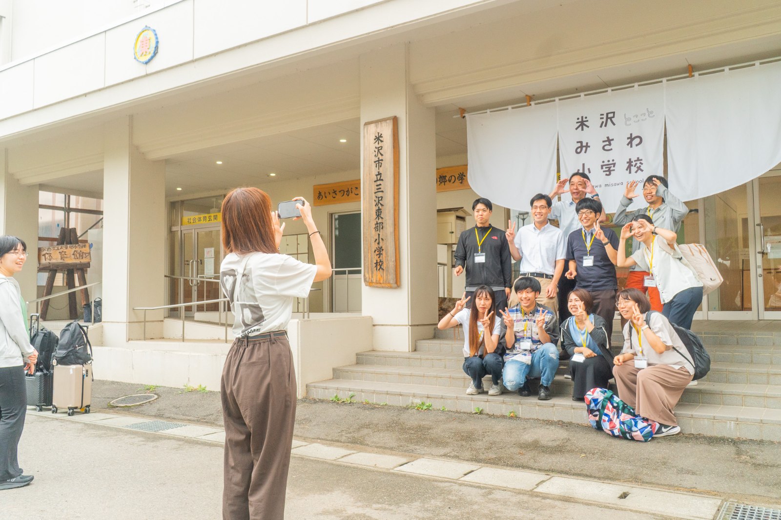 校舎前での記念撮影