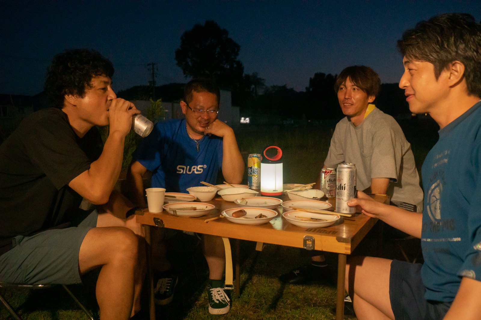 夜に語らうコーチと保護者の皆様