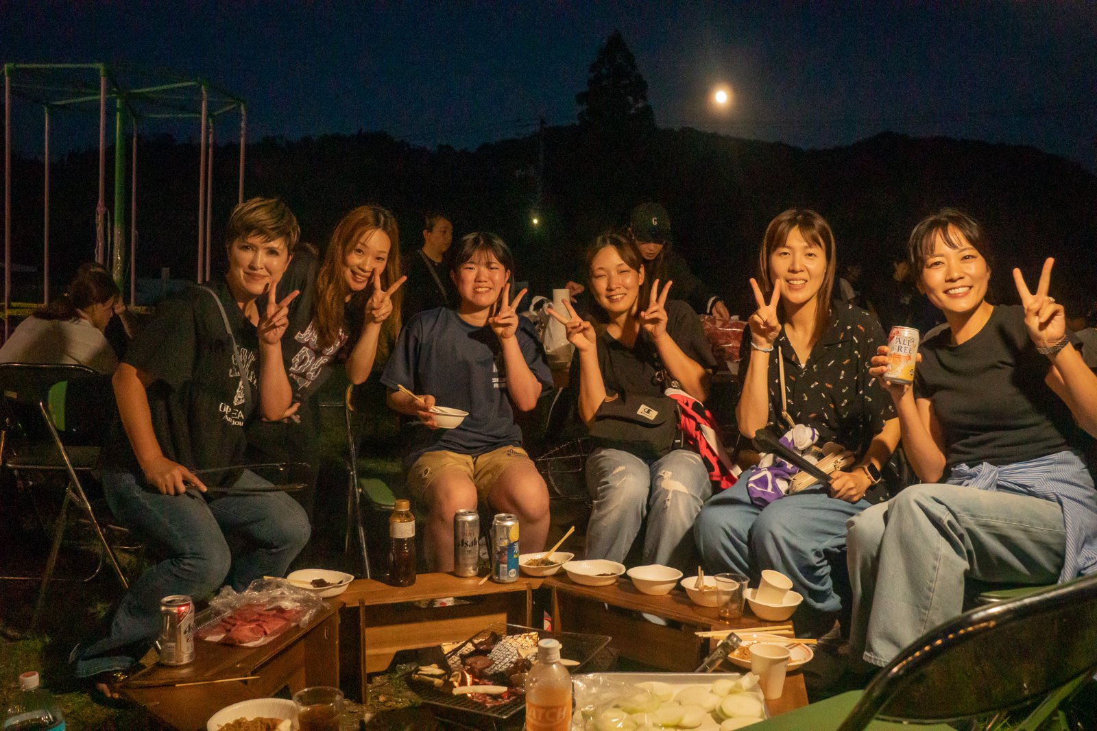 夕暮れの校庭とバーベキュー会場