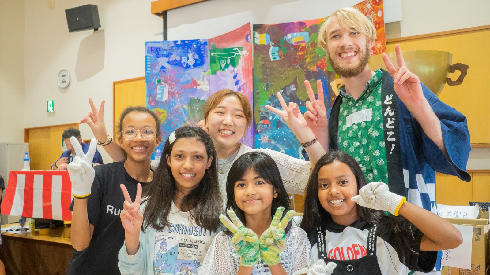 国際キャンプに参加した子どもたちとスタッフの集合写真