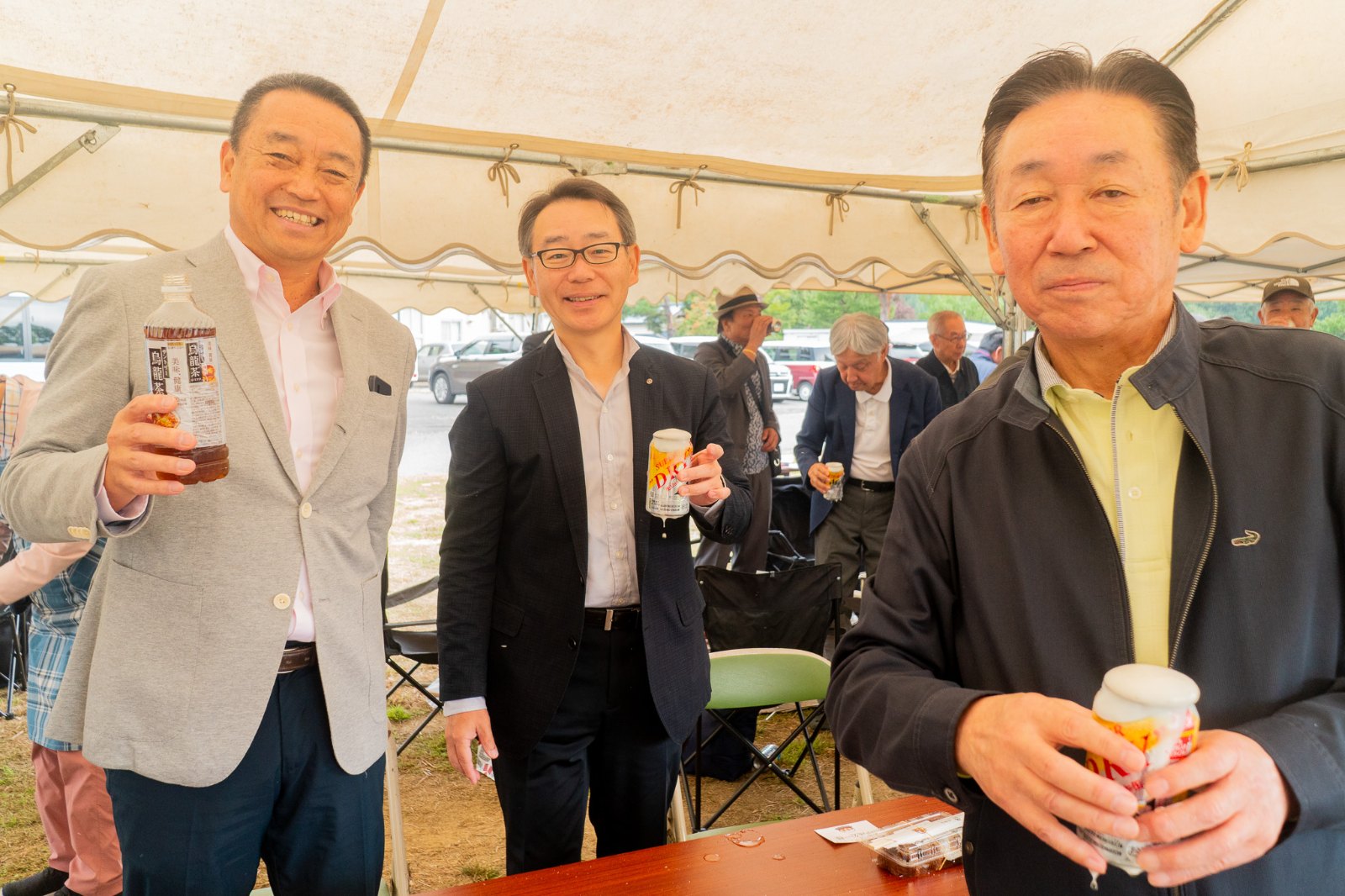 芋煮会で乾杯する参加者